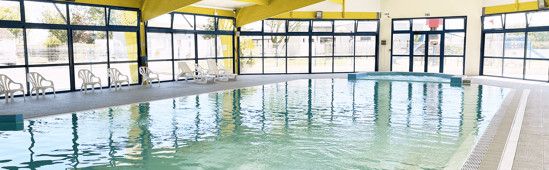Piscine couverte Camping Le Domaine des Guifettes