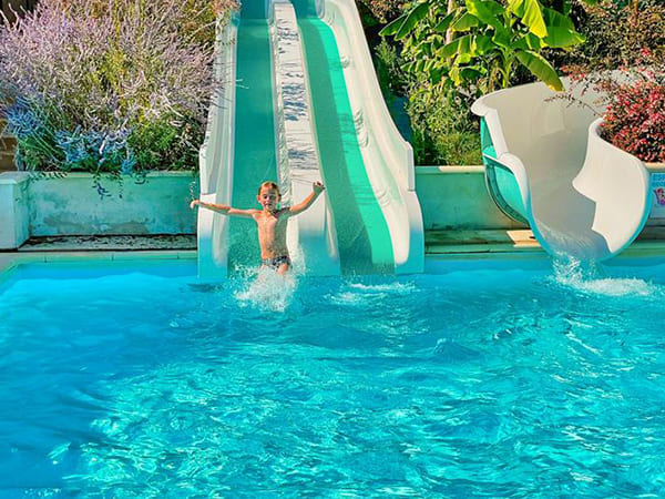 Camping Dordogne Piscine · La Pélonie