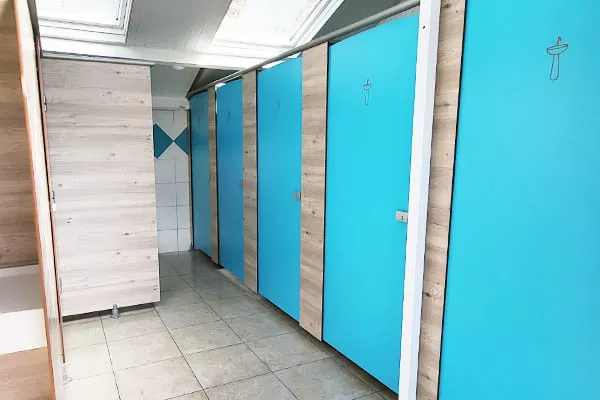 Bloc sanitaire camping récent