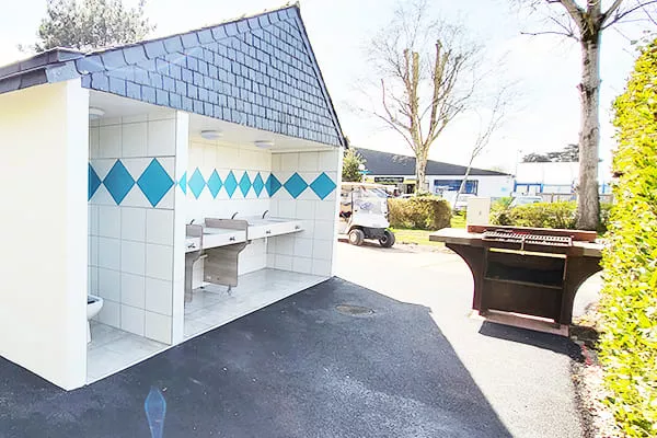 Bloc sanitaire camping récent