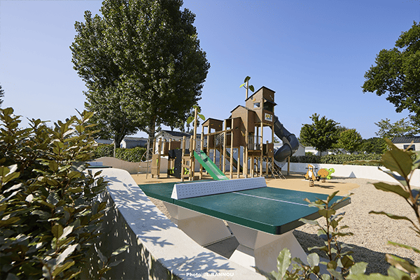 Table de ping pong et jeux enfants